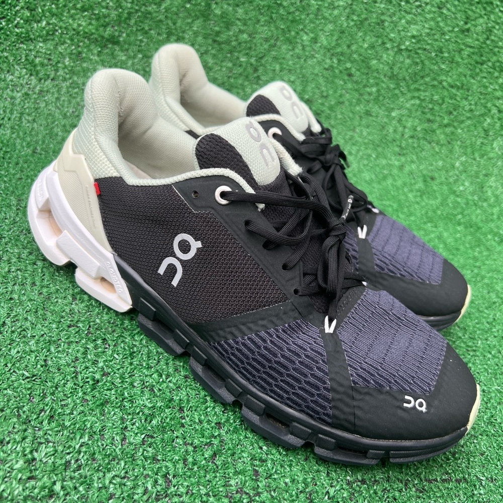 On Cloud Cloudflyer Black White Running Sneaker Shoes Women’s Sz 10 pre-owned